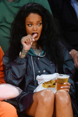 fuckyeahrihanna:  Rihanna at the Los Angeles Lakers game (15.01.2015.)