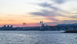 lovesouthkorea:  1| Gwangan Bridge at Sunset by http://rearnakedjoke.net,