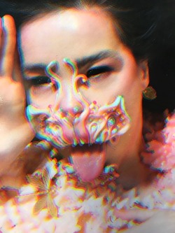 puttingcase:  Björk wears Damselfrau Floral pearl earring and