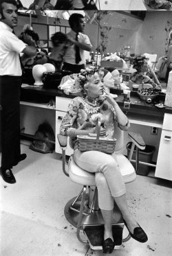 the60sbazaar:  Detroit beauty salon c.1968  
