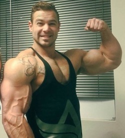 Sexy muscle guys