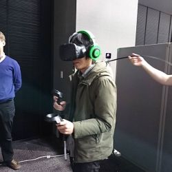 fuku-shuu:   Isayama Hajime trying out the Muv-Luv Virtual Reality
