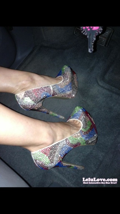 So pretty and sparkly :) (my #highheels pics/vids here: http://www.lelulove.com/?page=Search&q=high-heels ) Pic