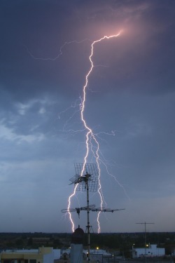 ivvvoo:  Lightning Hunt by Giacomo Carena 