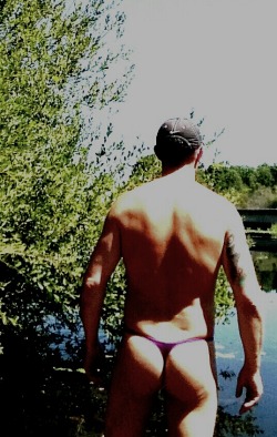 thong-jock:  Back shots in a muscleskins classic thong at the