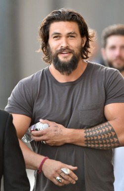 janemba:   Jason Momoa in Hollywood, June 2014  how does he live