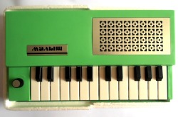 npylog:  Green musical keyboard instrument from the USSR