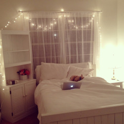 floritaei:  sorry I’m obsessed with my room   So pretty