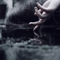 dunkleliebe666:  melisica:  what the water gave me. by ahoyimzoe 