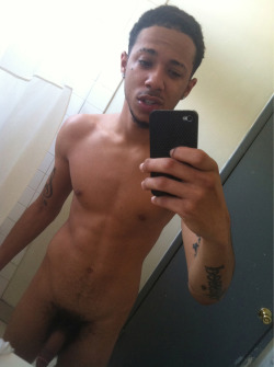 hellyeahehitfromtheback:  shame, damn shameâ€¦ so much potential in the face. lil ass dickÂ  #Teamyoyo 