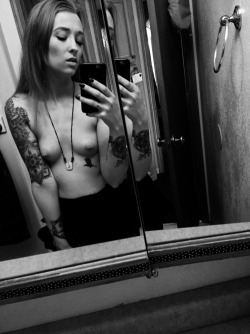 xoxo-hornyslut:  I also run a webcam. You guys can see me here: