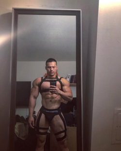 thehypnopack: This is his uniform now. A beautiful body like