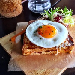 ianlow32:  A gorgeously constructed Croque-Madam from chef mashashi