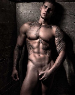 des-mecs-et-des-tattoos:  Vince Ramos… sombre et fascinant.