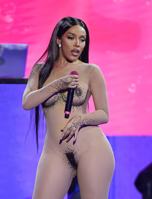 surra-de-bunda: Doja Cat performing at the 2020 AVN Awards. 