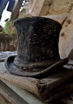 destroyed-and-abandoned:  A forgotten top hat among the ruins