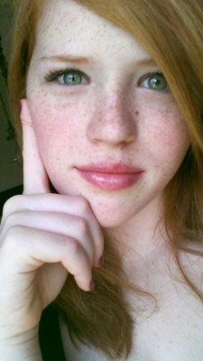 gelogenic-ginger:redheadsmyonlyweakness She is hella pretty!!!