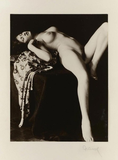 madivinecomedie: Frantisek Drtikol.  Nude 1920 See also 