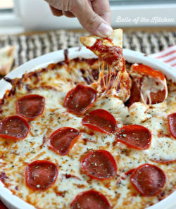 essypieee:  hoardingrecipes:  Pepperoni Pizza Dip  that looks