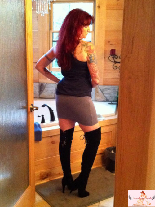 Heavenly Redheads fan Tamara in thigh high boots.