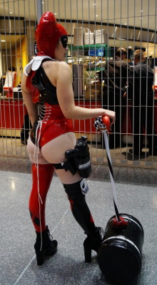 cosplay-booties:  NYCC'14 Harley Quinn B II by zer0guard  