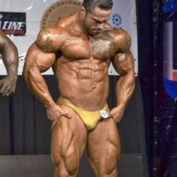 drwannabe:  Bruno Moraes Cunha  He looks so dam good in yellow!