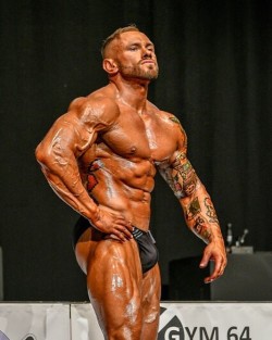   Ross Alexander || @ra._14 Vegan Bodybuilder from Glasgow Scotland 