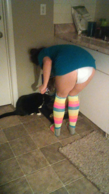 mermercutiebum:  Giving the kitty some treatsâ¤ðŸ˜½ðŸ˜»ðŸ¥ 