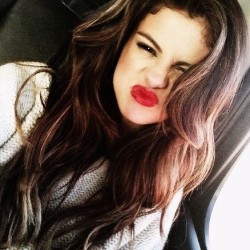 I asked Selena to tweet me a selfie, this is what I got! 😱😘😁🙊