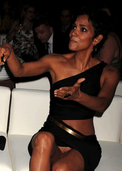 the-happiness-spreader:  Halle Berry’s super hot naked pussy