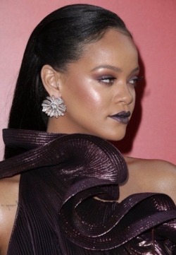 rihannasuperlit:  rihannanews44:  Rihanna attends the ‘Ocean’s