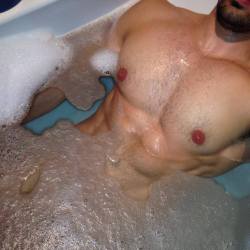 athleticbtmboi:  Wow guys 26,000 notes on my bath picture!!!!