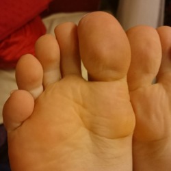 foot-fetish-babes:  Here are some toes for you to suck on while