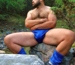 londonxlbulge:  Those thighs and bulge.   Oink  Nice hairy pecs