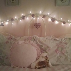 fairynests:  here is my bed, decorated for valentine’s!