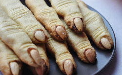 odditiesoflife:  10 Creepy Halloween Food Ideas Witch’s Finger