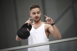 direct-news:  HQ - Liam saying hi to the fans at the hotel in