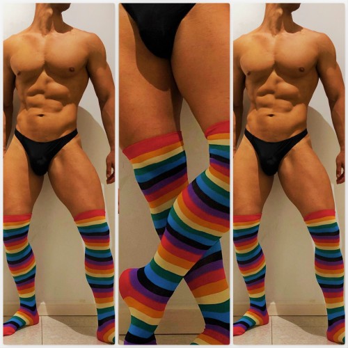 socksandskins:  https://socksandskins.tumblr.com/