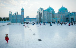 afghanistaninphotos:  Blue Mosque and Little Girl - Mazar, Afghanistan