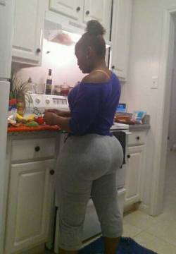 thickgirlover:  Fuck what she cooking I’m eating that ass !!