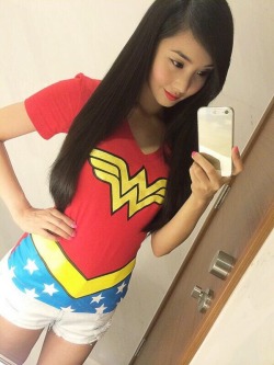 sexynerdpics:Wonder Woman selfie