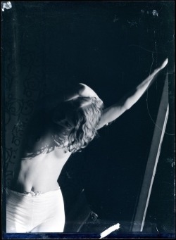 fragrantblossoms:  Man Ray, Lee Miller with Board, 1931. 