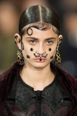 mulberry-cookies:Taylor Hill @ Givenchy Fall/Winter 2015 
