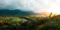 earthporn-org:  The Mountains of Kauai and Hanalei Bay
