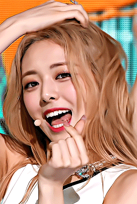 mandu:  Yuna ♡ ‘Sneakers’ (220731)