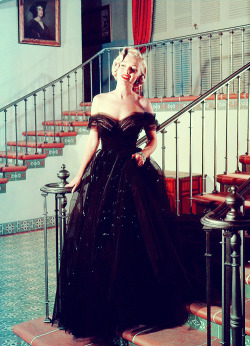 Marilyn Monroe dressed to attend the Academy Awards,1951