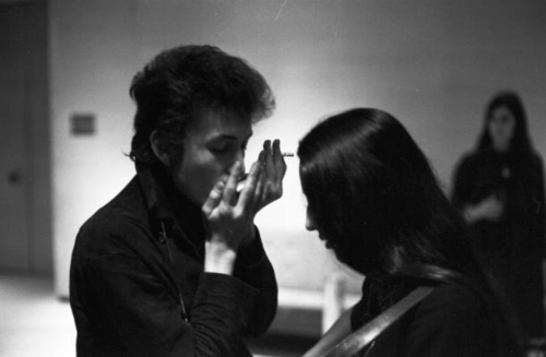 bobdylan-n-jonimitchell:Bob Dylan & Joan Baez, backstage