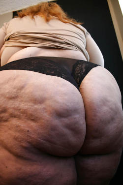 freak-for-ssbbw:  Very sexy dimpely ass