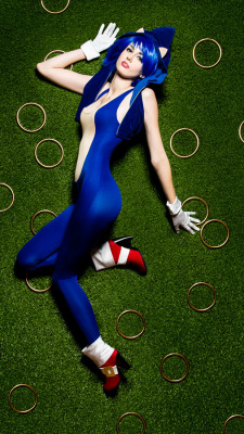 kittenplaycollective:  cosplayfanatics:  Sonic Cosplay By nihilistique