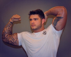 jeffys7:  TATTED BULGING BICEPS!